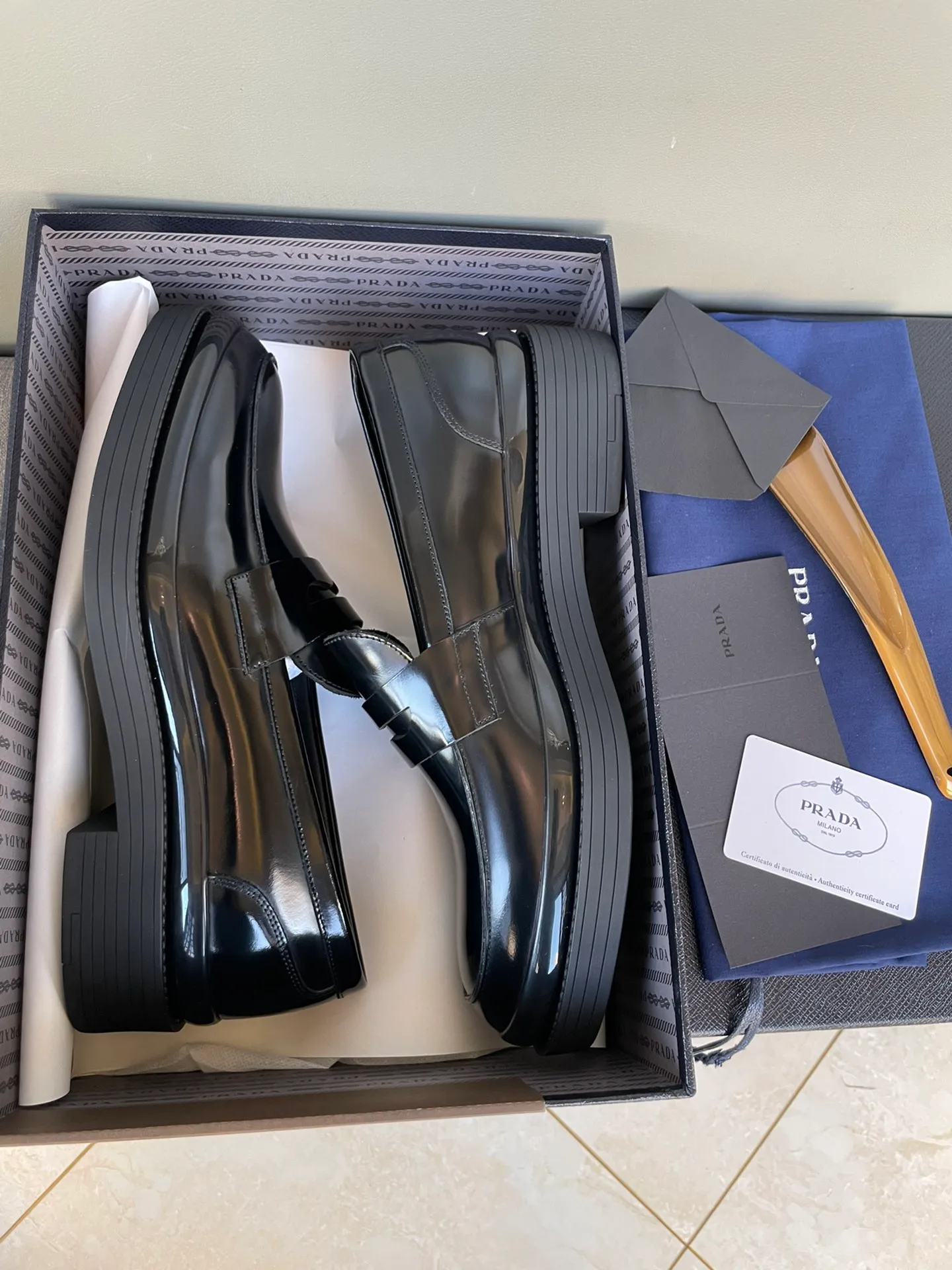 Men's shoes 💰860 💰Best recommendation✨PRADA Prada top purchasing quality imported upper with color-brushed edge beads carved toe design cowhide lining private molded TPU outsole non-slip, wear-resistant and elastic fashionable and versatile burgundy black blue 39-44 in stock (38, 45 customized for replacement, return and exchange)